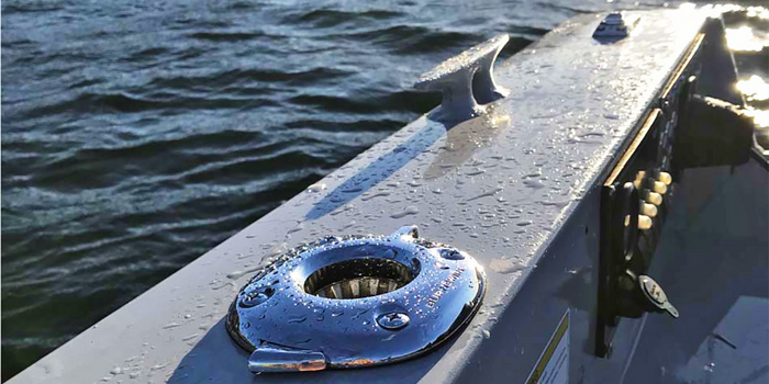 Closeup view of the versatile burnewiin gm650 mount installed on the starboard gunwale of a fishing boat.