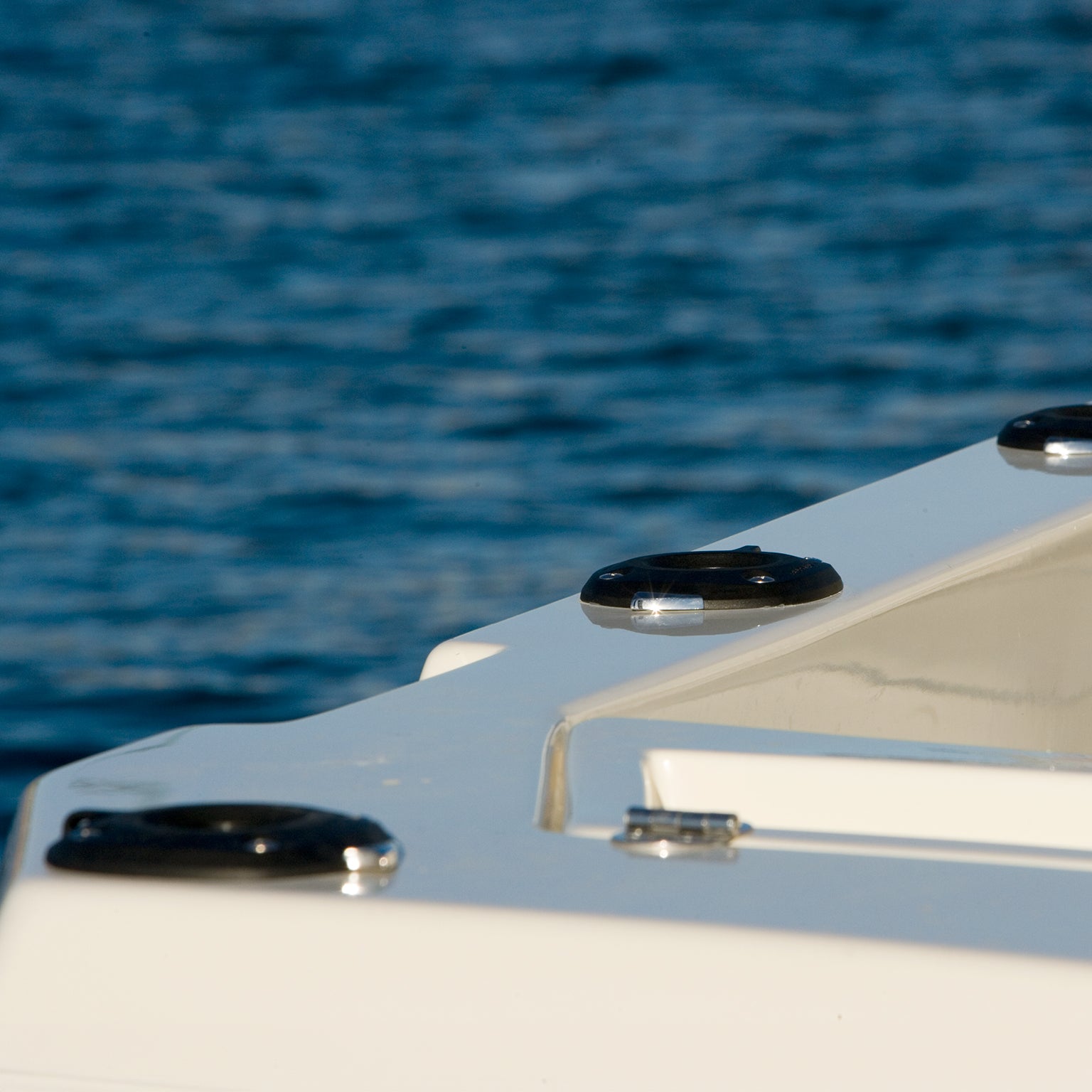 A closeup view from behind a fishing boat fully installed with Burnewiin GM400 Mounts along the port gunwale.